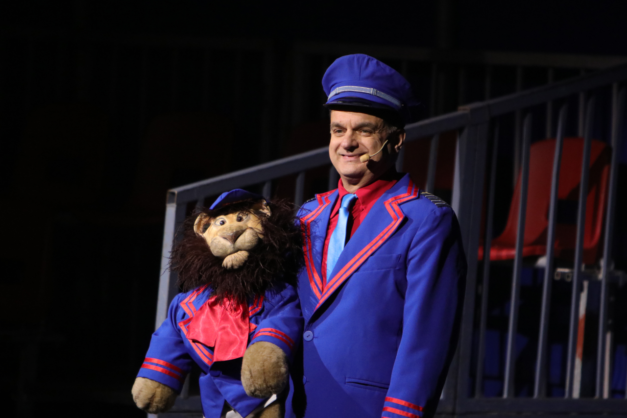 Cirkusdirektør Baldoni med løven Leo. PRfoto.